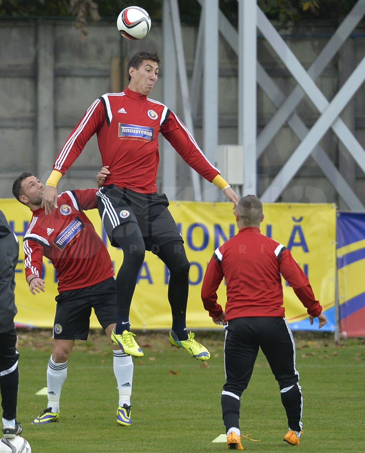 FOTO I-a luat uşor » Cum a decurs primul antrenament al naţionalei înainte de confruntarea cu Ungaria