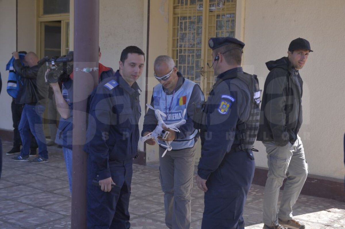 FOTO Bătaie chiar după imnuri! Aparent calmi, bombardaţi de români cu petarde, ungurii au reuşit să rupă cordonul jandarmilor