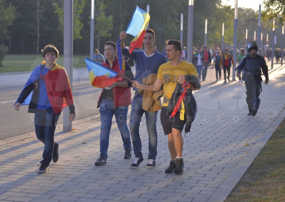 FOTO Bătaie chiar după imnuri! Aparent calmi, bombardaţi de români cu petarde, ungurii au reuşit să rupă cordonul jandarmilor