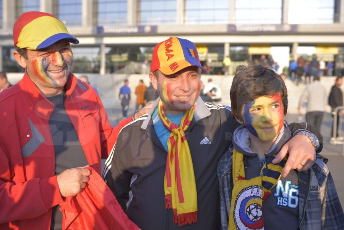 FOTO Bătaie chiar după imnuri! Aparent calmi, bombardaţi de români cu petarde, ungurii au reuşit să rupă cordonul jandarmilor