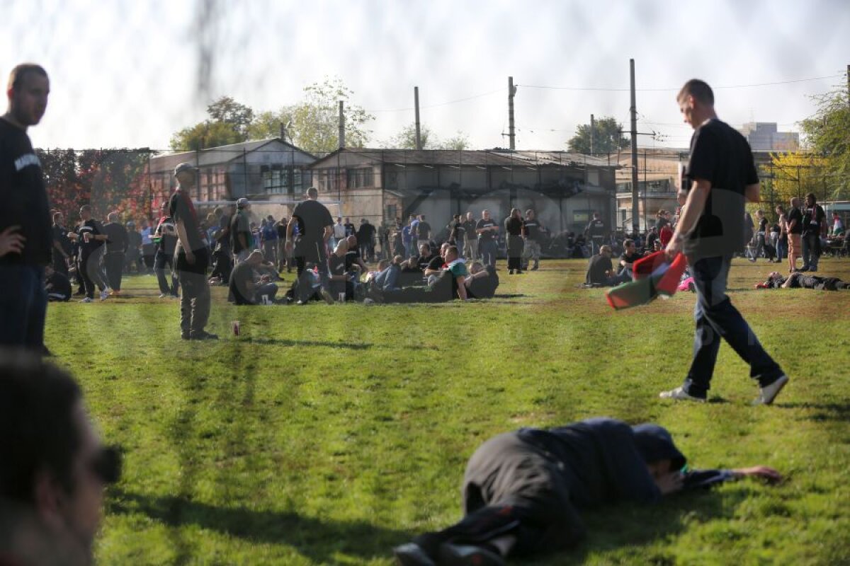 FOTO Bătaie chiar după imnuri! Aparent calmi, bombardaţi de români cu petarde, ungurii au reuşit să rupă cordonul jandarmilor