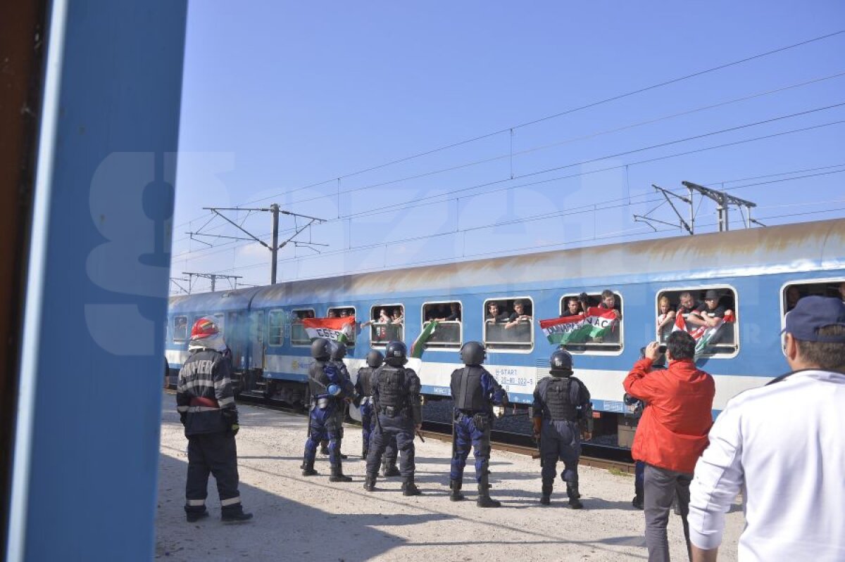 FOTO Bătaie chiar după imnuri! Aparent calmi, bombardaţi de români cu petarde, ungurii au reuşit să rupă cordonul jandarmilor