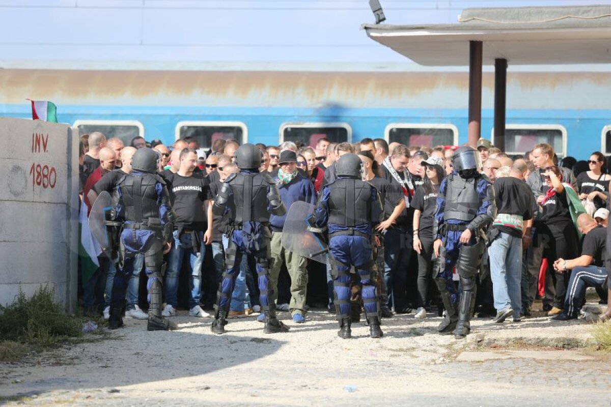 FOTO Bătaie chiar după imnuri! Aparent calmi, bombardaţi de români cu petarde, ungurii au reuşit să rupă cordonul jandarmilor