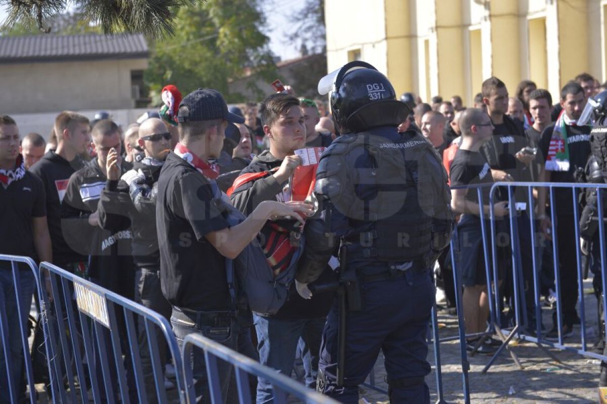 FOTO Bătaie chiar după imnuri! Aparent calmi, bombardaţi de români cu petarde, ungurii au reuşit să rupă cordonul jandarmilor