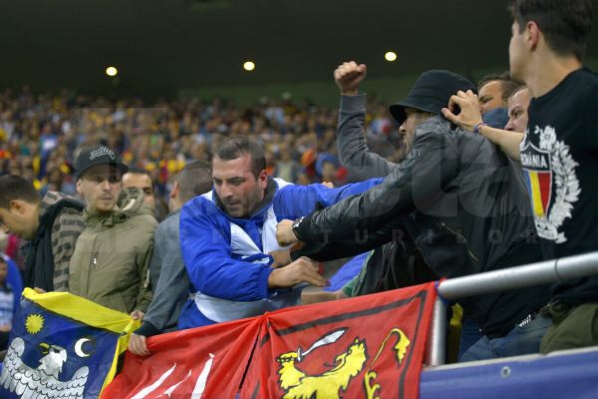 GALERIE FOTO Imagini şocante din timpul meciului România - Ungaria! Un steward a fost bătut şi apoi aruncat din tribună