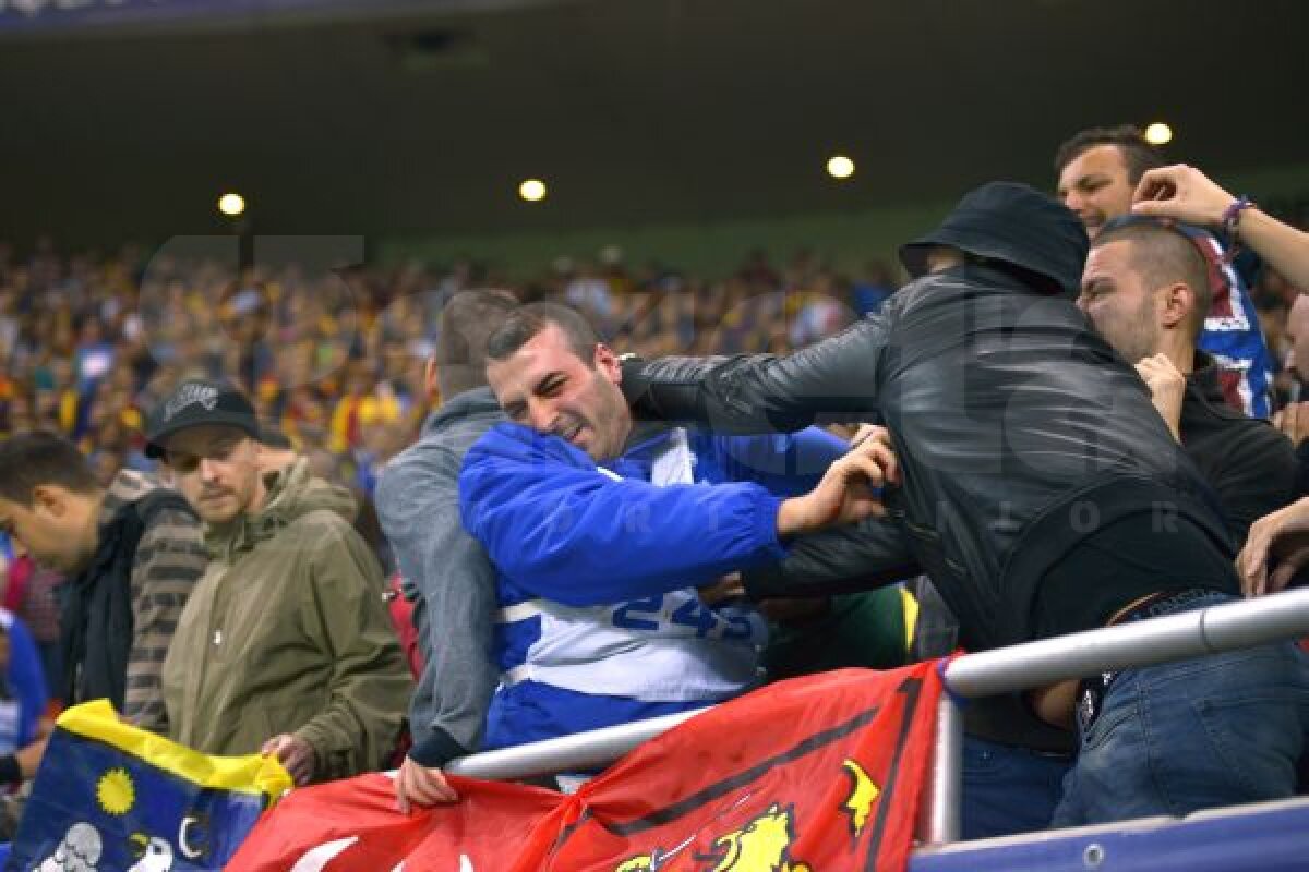 GALERIE FOTO Imagini şocante din timpul meciului România - Ungaria! Un steward a fost bătut şi apoi aruncat din tribună