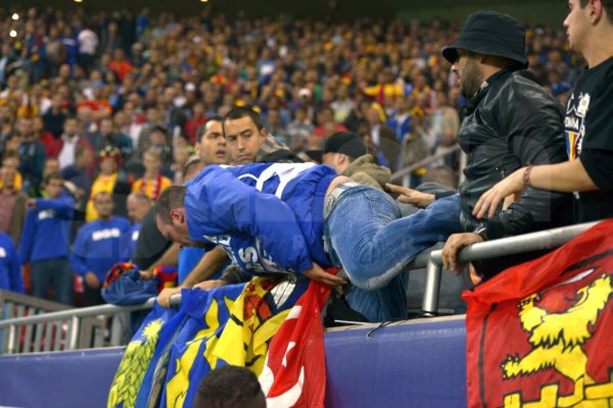 GALERIE FOTO Imagini şocante din timpul meciului România - Ungaria! Un steward a fost bătut şi apoi aruncat din tribună