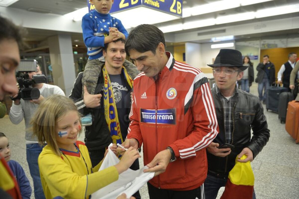 GALERIE FOTO Naţionala României a fost primită cu mult entuziasm pe aeroportul din Helsinki