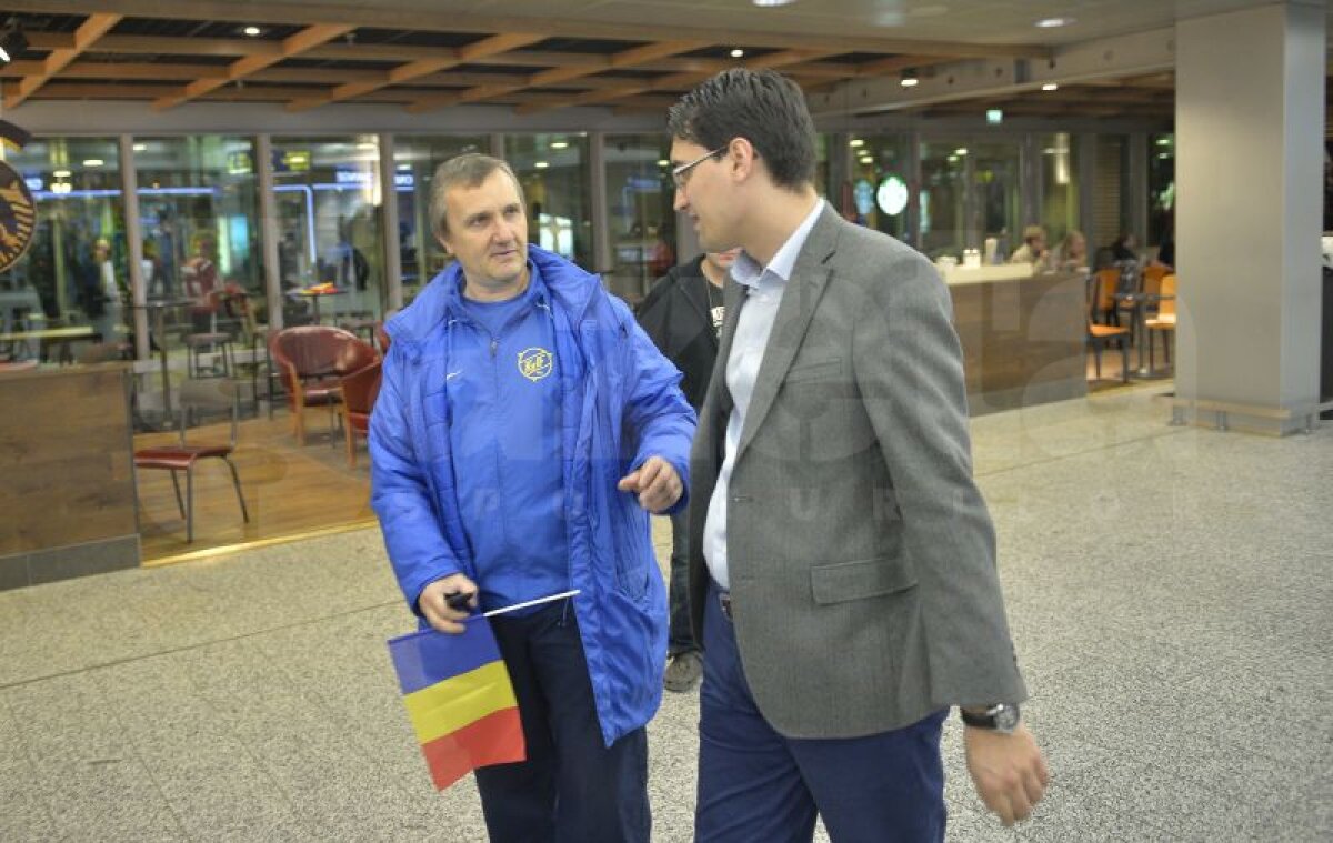 GALERIE FOTO Naţionala României a fost primită cu mult entuziasm pe aeroportul din Helsinki