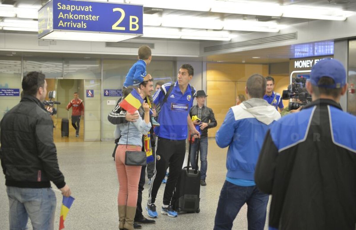 GALERIE FOTO Naţionala României a fost primită cu mult entuziasm pe aeroportul din Helsinki