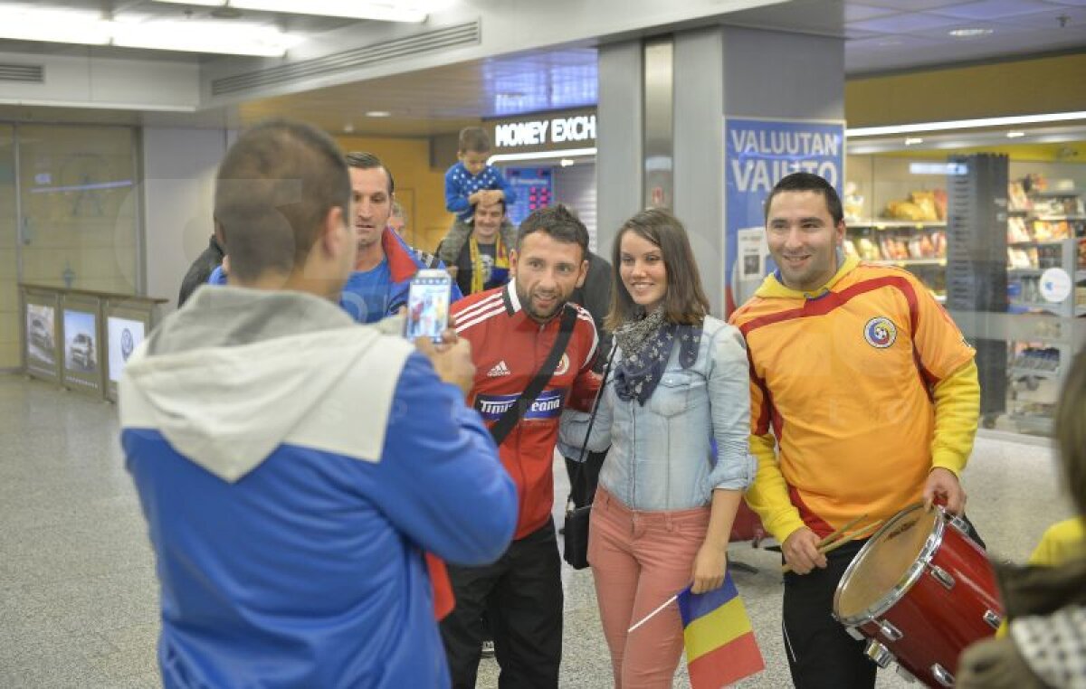 GALERIE FOTO Naţionala României a fost primită cu mult entuziasm pe aeroportul din Helsinki