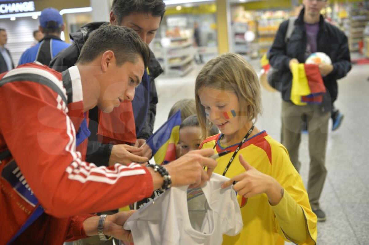 GALERIE FOTO Naţionala României a fost primită cu mult entuziasm pe aeroportul din Helsinki