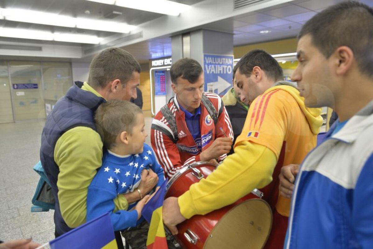 GALERIE FOTO Naţionala României a fost primită cu mult entuziasm pe aeroportul din Helsinki