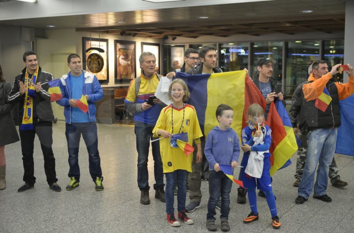 GALERIE FOTO Naţionala României a fost primită cu mult entuziasm pe aeroportul din Helsinki