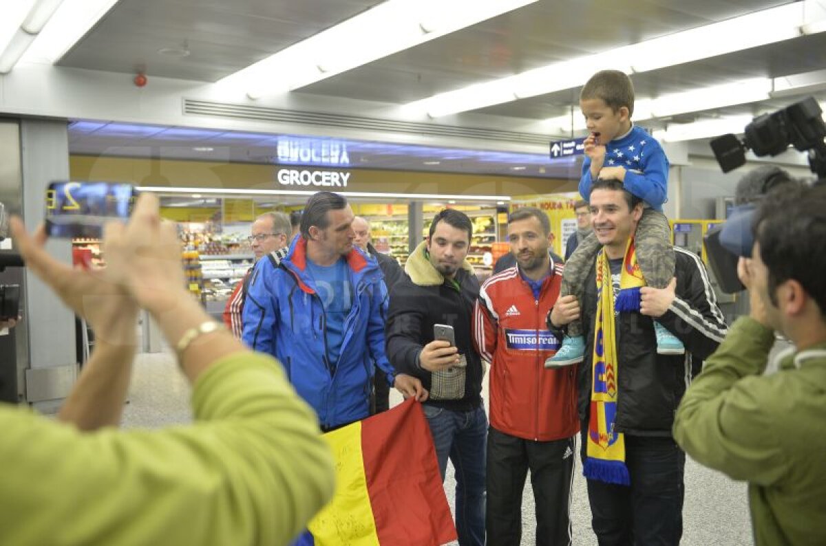 GALERIE FOTO Naţionala României a fost primită cu mult entuziasm pe aeroportul din Helsinki