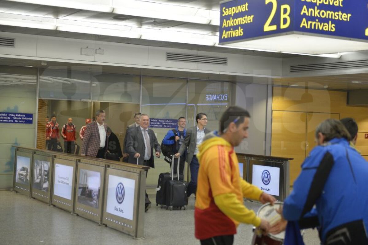 GALERIE FOTO Naţionala României a fost primită cu mult entuziasm pe aeroportul din Helsinki