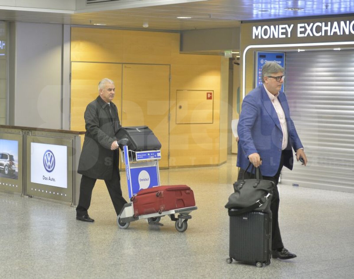 GALERIE FOTO Naţionala României a fost primită cu mult entuziasm pe aeroportul din Helsinki