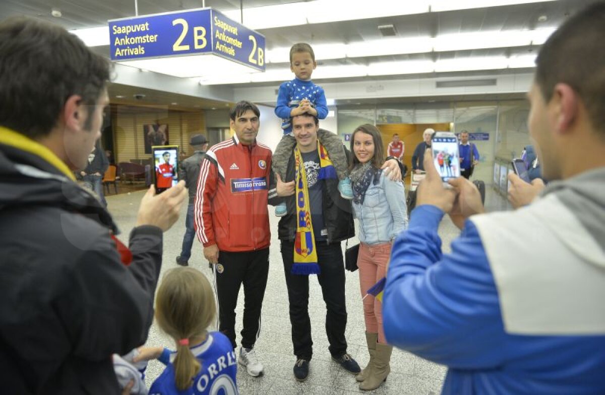 GALERIE FOTO Naţionala României a fost primită cu mult entuziasm pe aeroportul din Helsinki