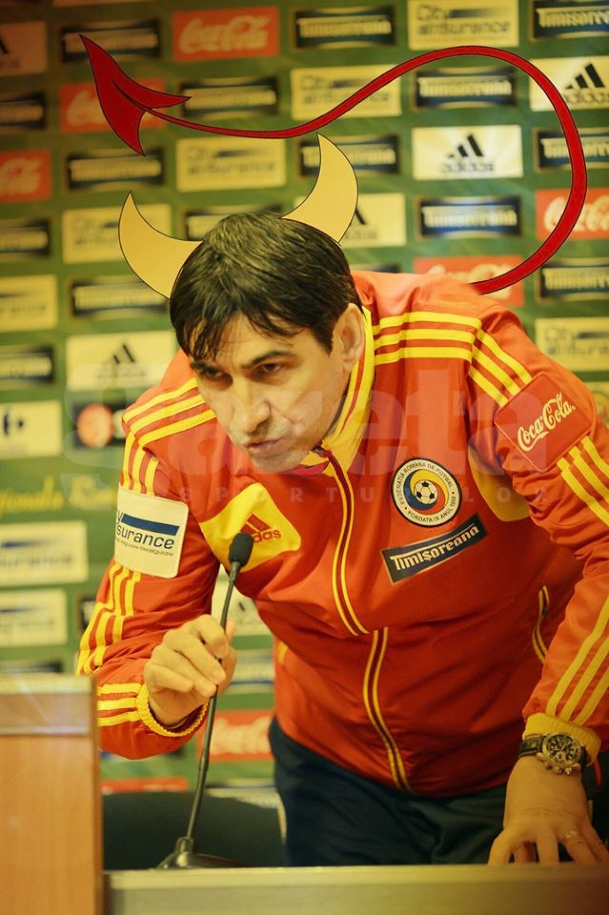 GALERIE FOTO Cele 10 feţe ale Satanei » O colecţie de imagini senzaţionale cu un selecţioner cu personalitate