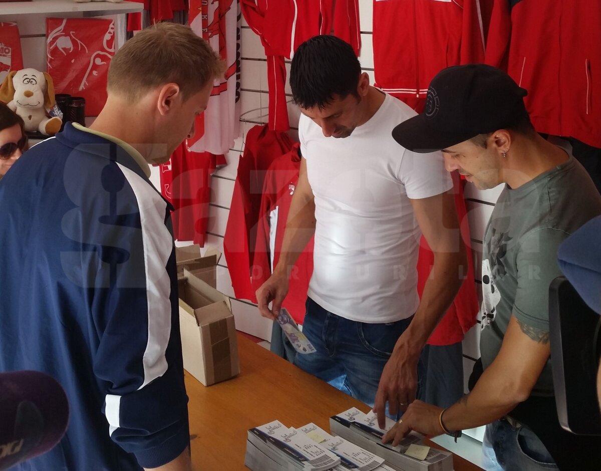 FOTO Mobilizare înainte de derby! Ionel Dănciulescu vinde bilete pentru meciul cu Steaua: "A venit momentul să-i batem" » Ce jucător al roş-albaştrilor l-a impresionat