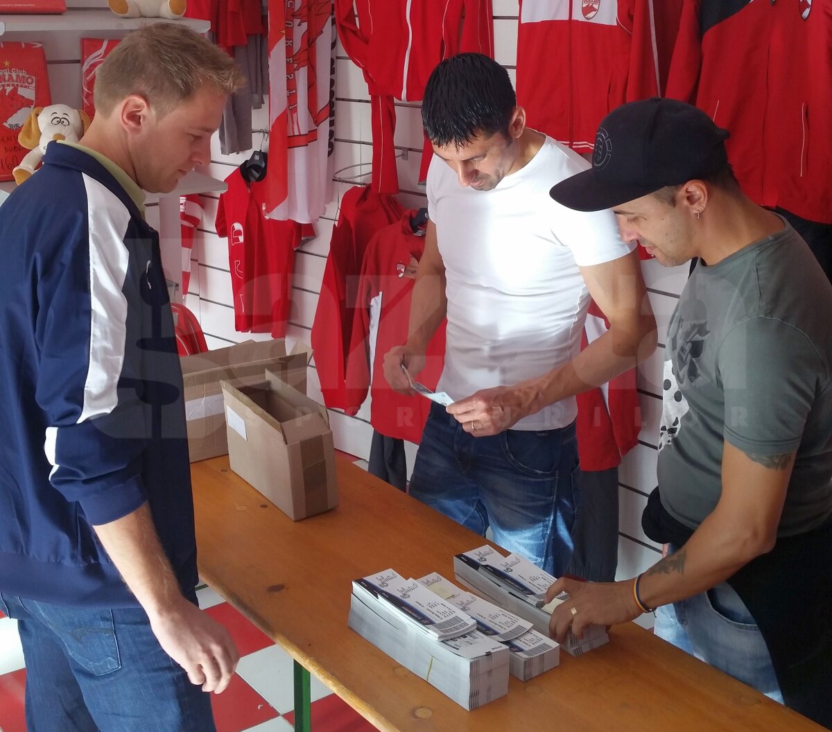 FOTO Mobilizare înainte de derby! Ionel Dănciulescu vinde bilete pentru meciul cu Steaua: "A venit momentul să-i batem" » Ce jucător al roş-albaştrilor l-a impresionat