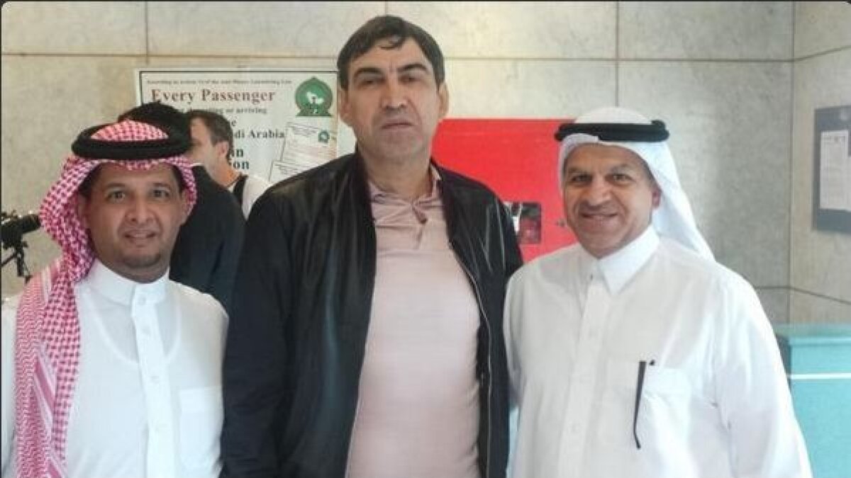 FOTO Primele imagini cu Victor Piţurcă în Arabia Saudită » S-a pozat cu fani şi oficiali