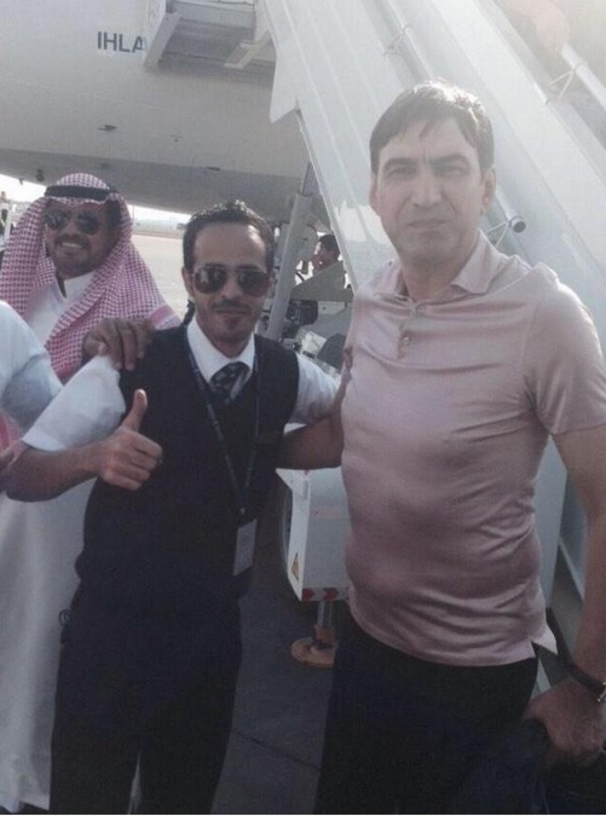FOTO Primele imagini cu Victor Piţurcă în Arabia Saudită » S-a pozat cu fani şi oficiali