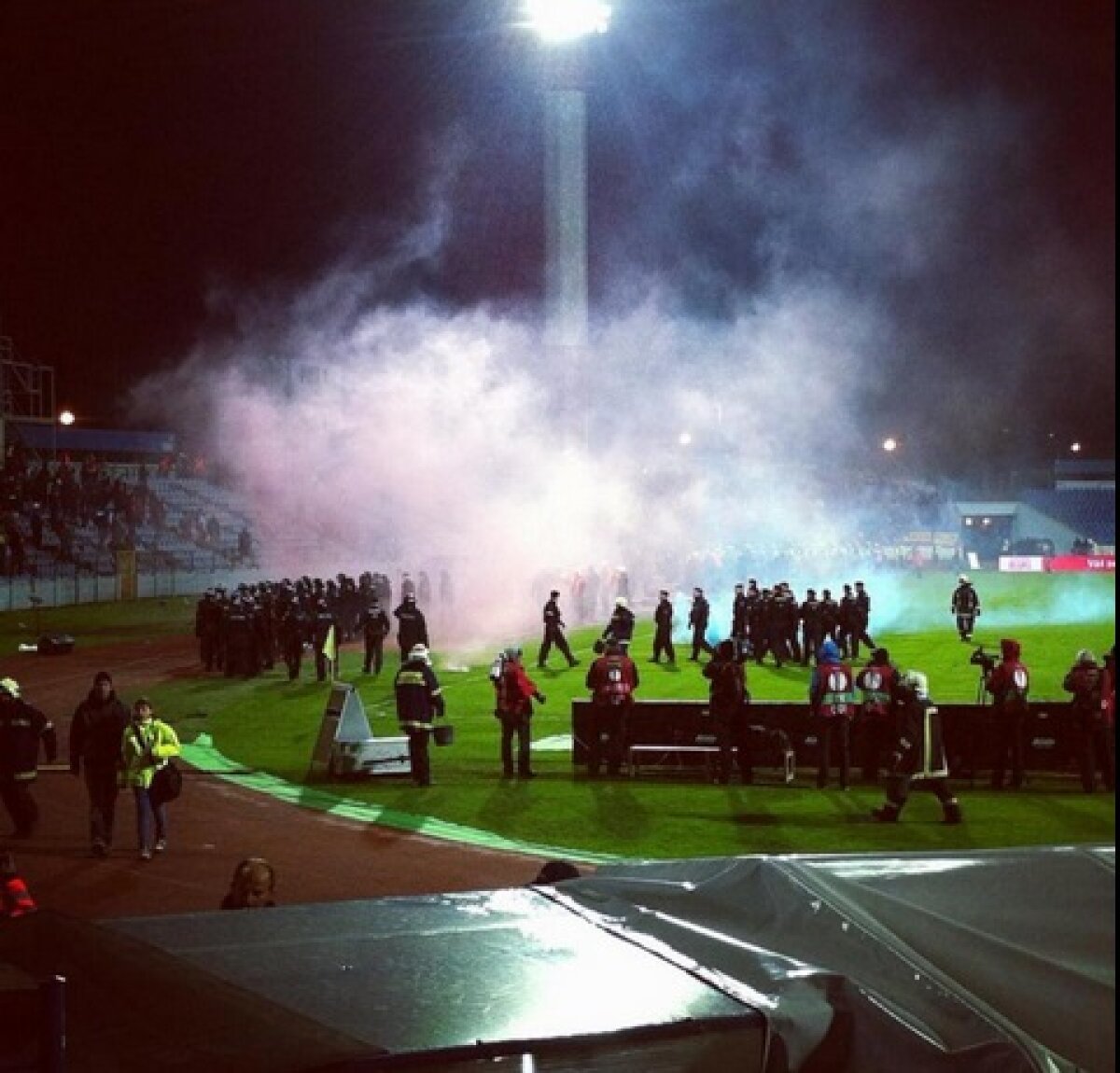 FOTO Violenţe în Europa League! Meciul Slovan Bratislava- Sparta Praga a fost întrerupt