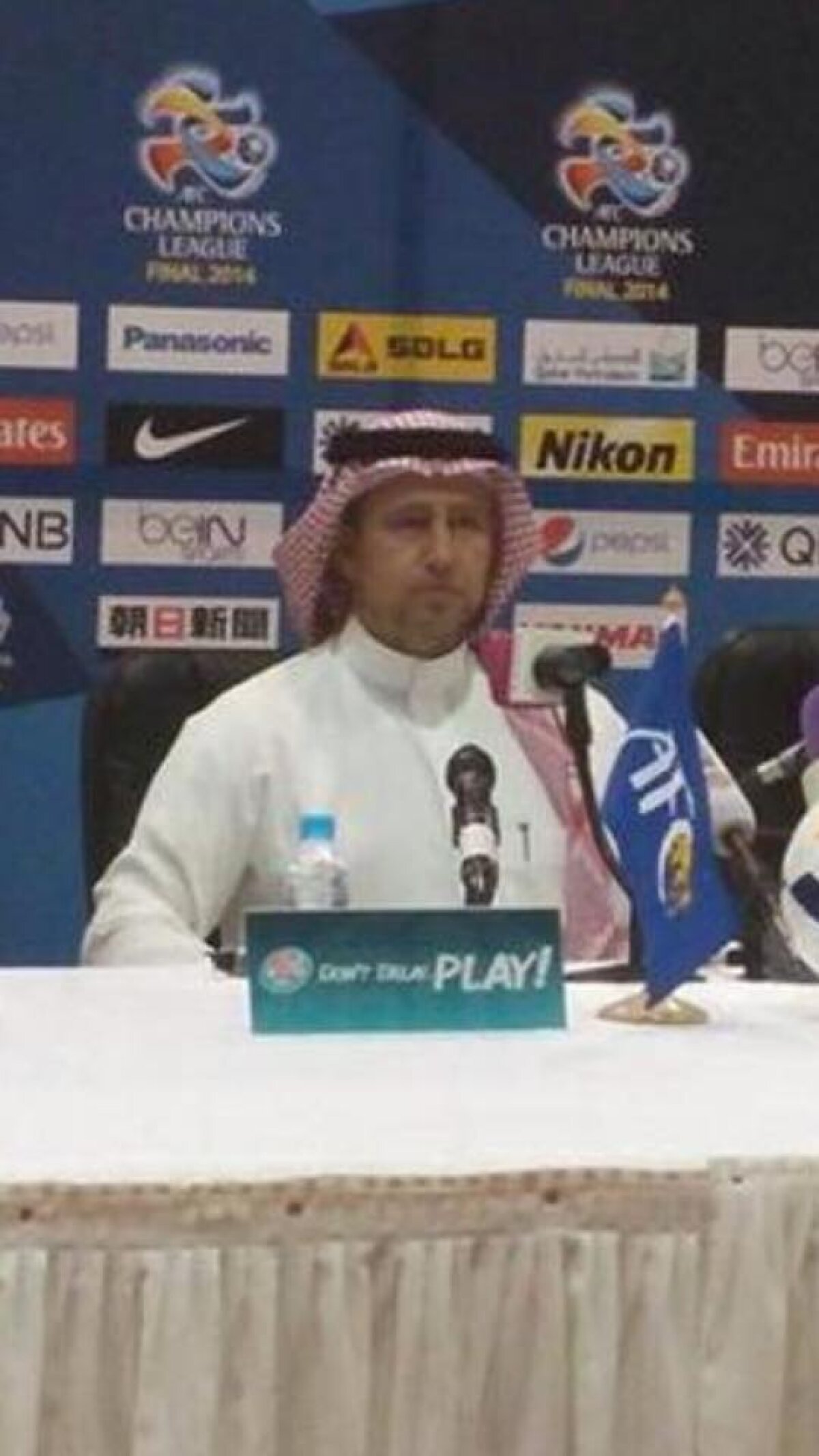 FOTO Reghe al Arabiei » Imagini senzaţionale de la conferinţa de presă a lui Al Hilal! Cum a apărut Laurenţiu Reghecampf