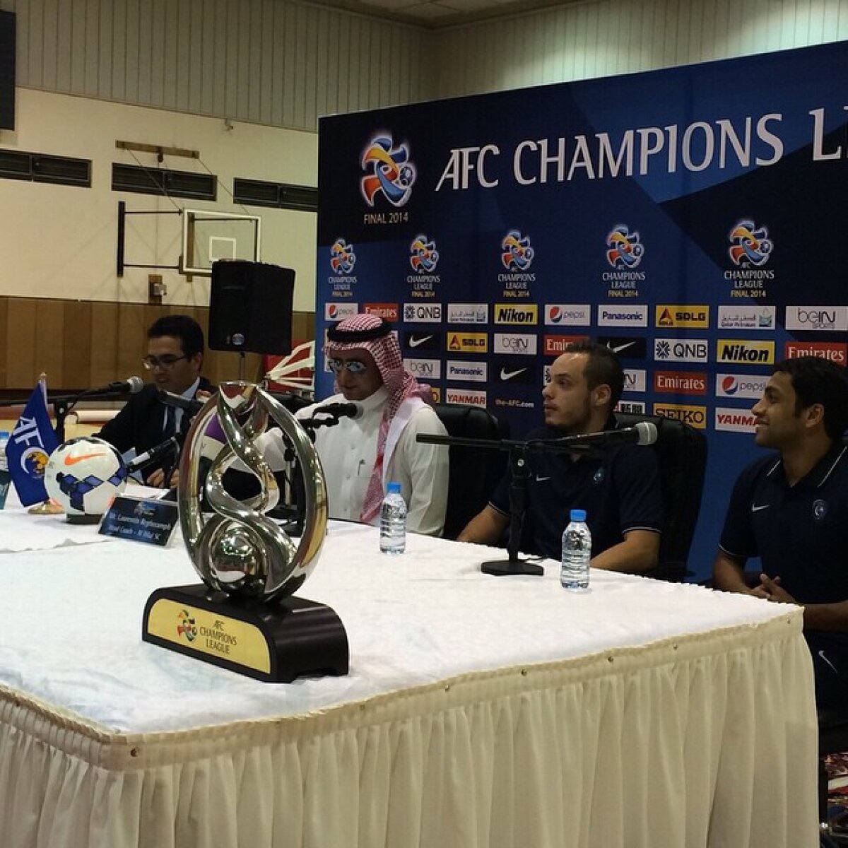 FOTO Reghe al Arabiei » Imagini senzaţionale de la conferinţa de presă a lui Al Hilal! Cum a apărut Laurenţiu Reghecampf