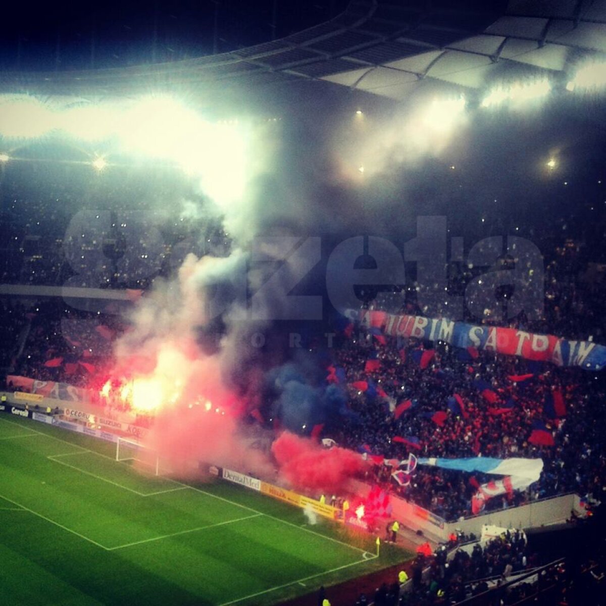 FOTO Atmosferă incendiară la derby » Coregrafii spectaculoase ale galeriilor