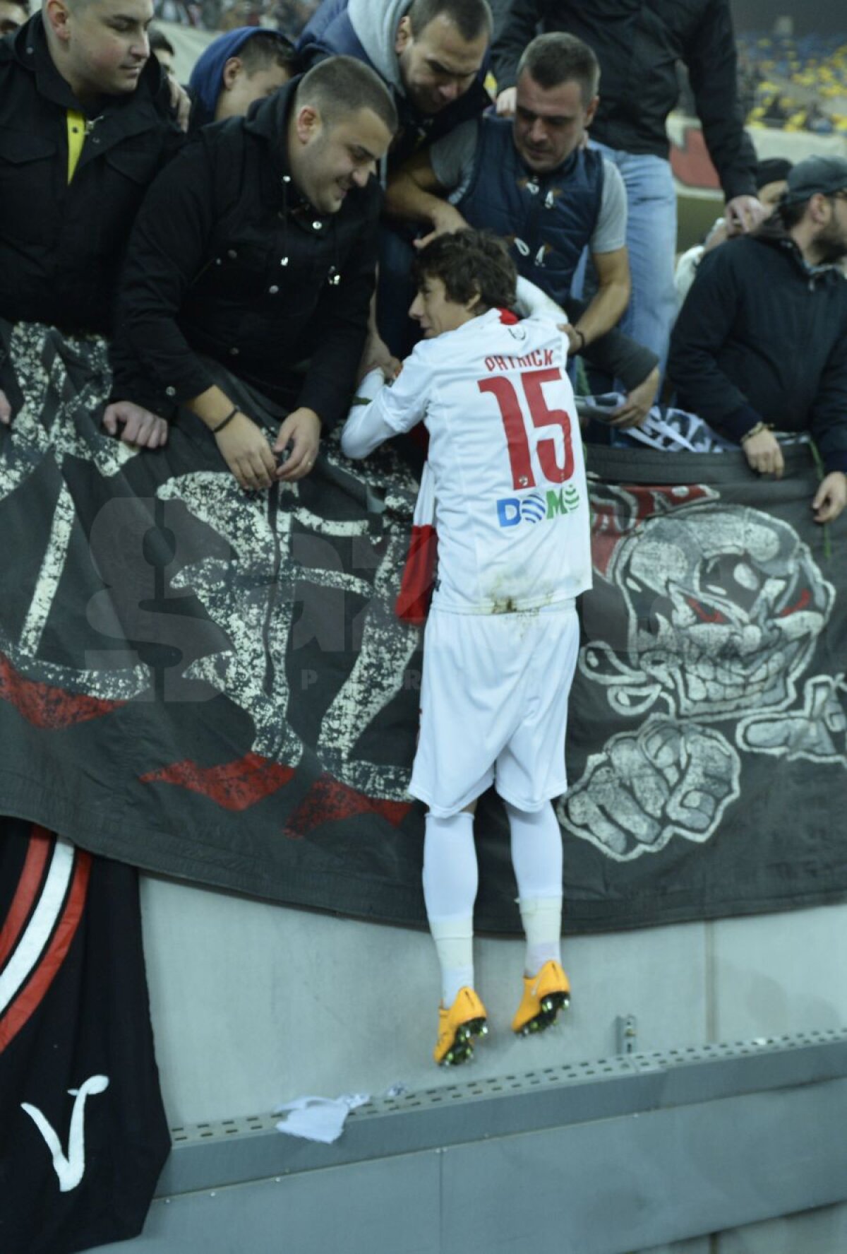 FOTO Moment istoric la Dinamo » Patrick Petre a debutat pentru ”cîini” în Derby de România