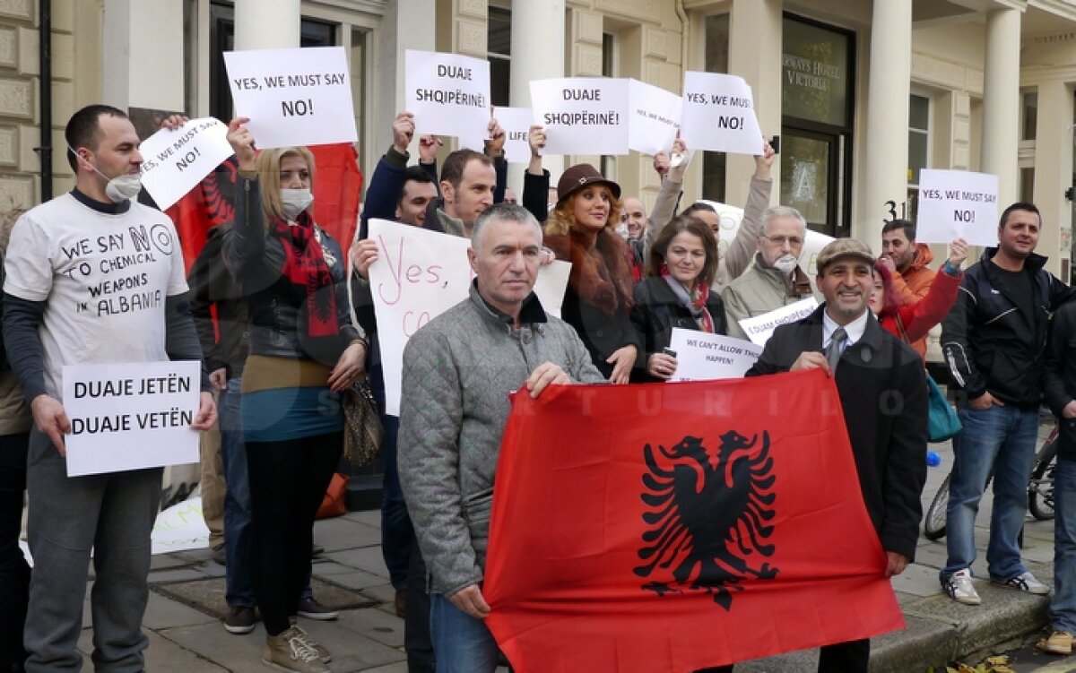 FOTO Protest fără precedent la UEFA! O mie de albanezi s-au folosit de o dronă pentru a denunţa "rasismul şi albanofobia" forului continental