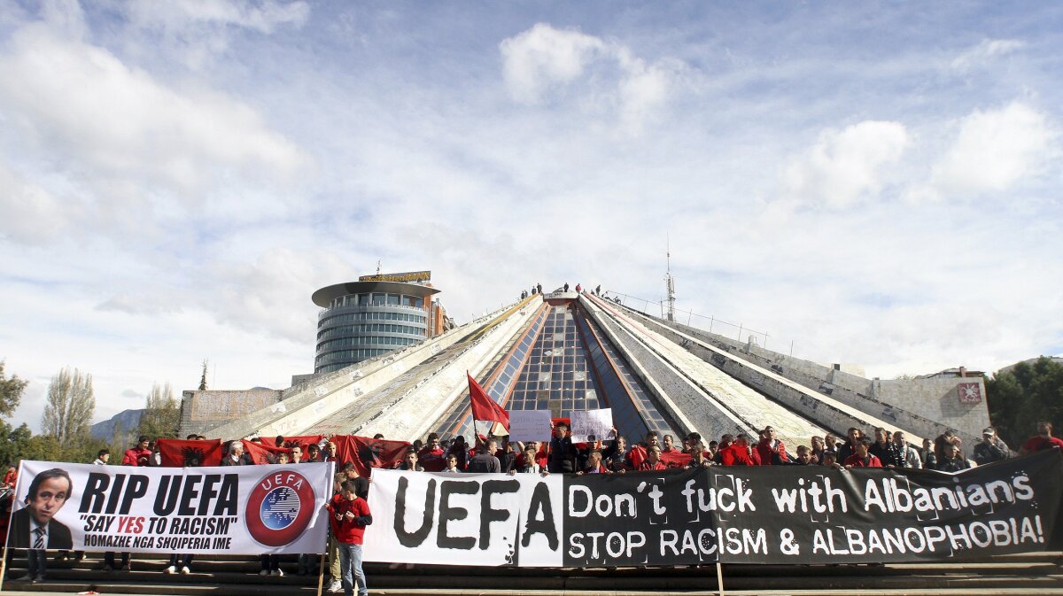 FOTO Protest fără precedent la UEFA! O mie de albanezi s-au folosit de o dronă pentru a denunţa "rasismul şi albanofobia" forului continental