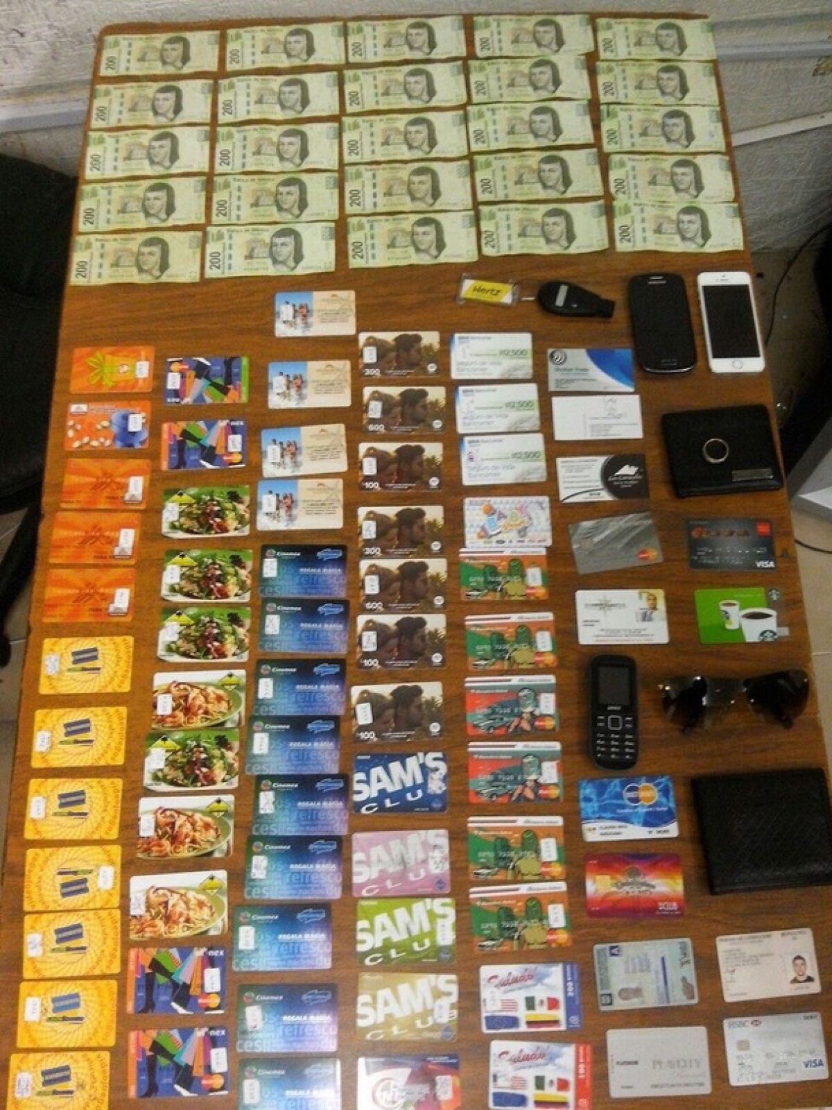 FOTO Poliţia din Mexic a publicat o poză cu toate obiectele pe care le avea la el Claudiu Răducanu! ARSENAL de carduri, bancnote şi telefoane mobile