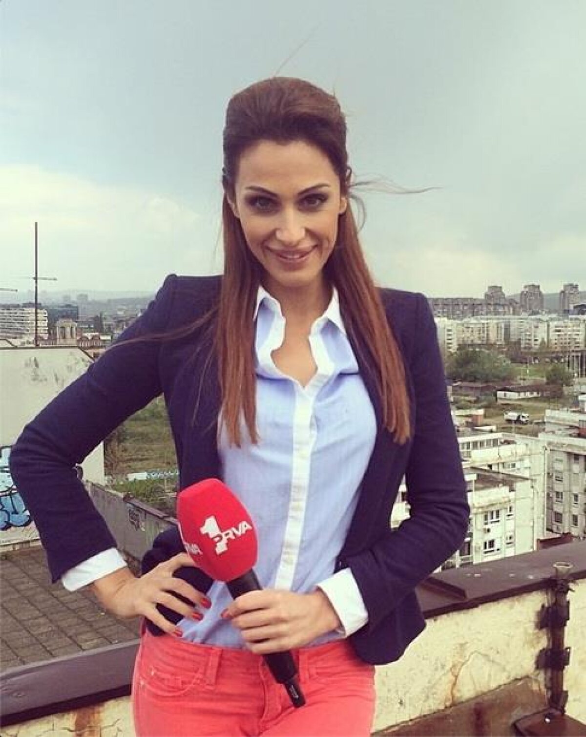 GALERIE FOTO Sexy-reportera de la televiziunea Stelei Roşii Belgrad i-a "înnebunit" pe jucători: "Nu se puteau concentra"