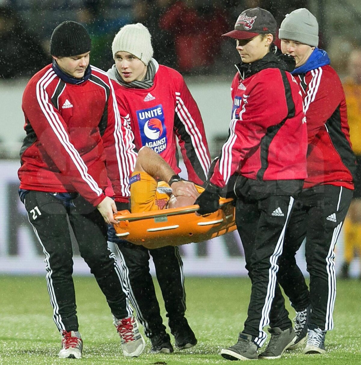 FOTO Arbitru rupt cere înlocuire! » Arnold Hunter a fost scos pe targă în timpul meciului dintre HJK Helsinki - Torino 2-1