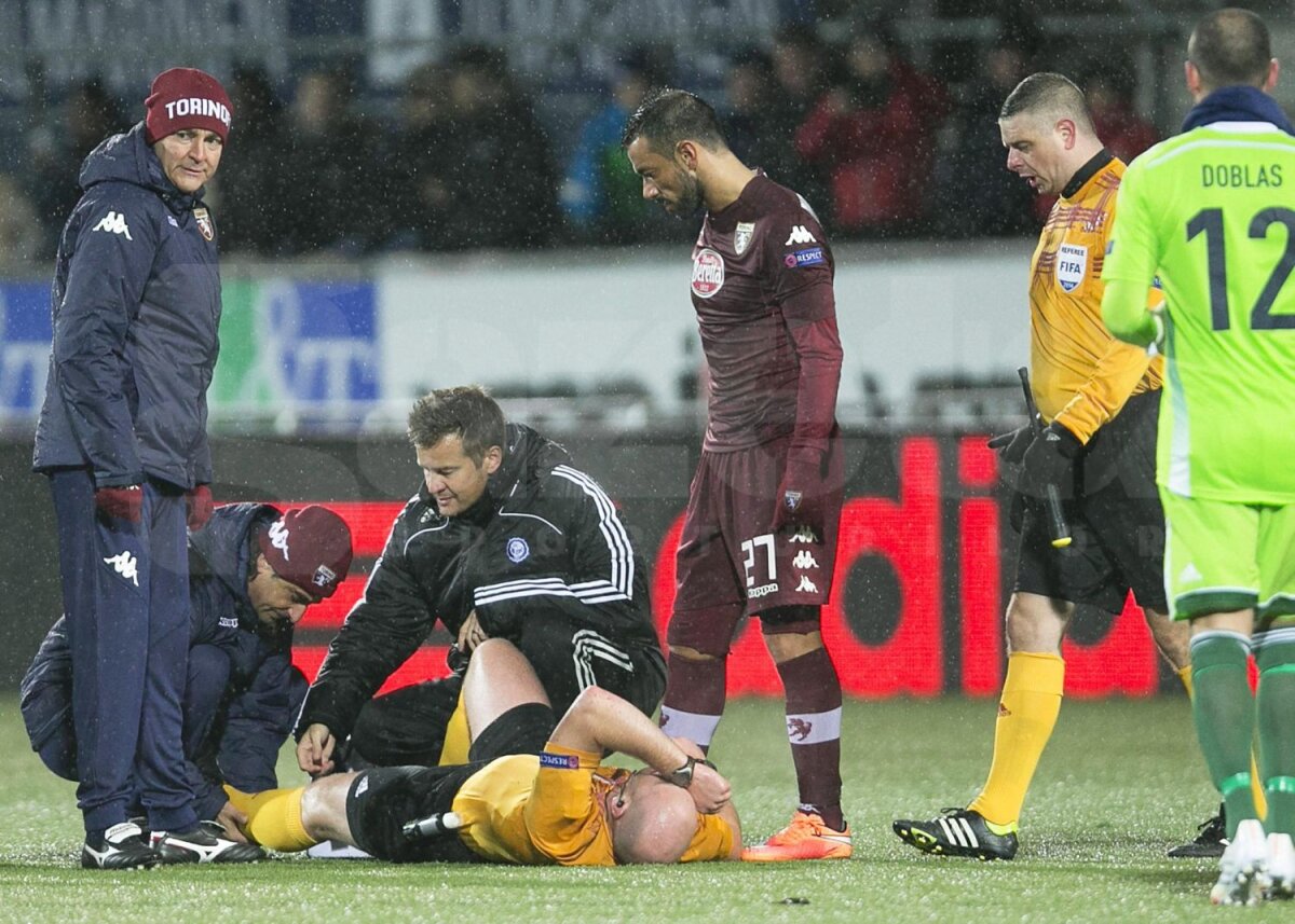 FOTO Arbitru rupt cere înlocuire! » Arnold Hunter a fost scos pe targă în timpul meciului dintre HJK Helsinki - Torino 2-1