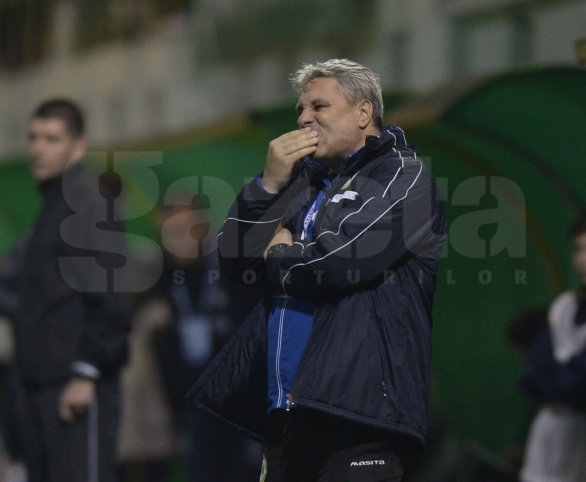 FOTO Ce nu s-a văzut la TV » Marius Şumudică a reacţionat cu gesturi obscene la injuriile steliştilor: "Nu îi înghit nici cu zece kilograme de lămîie"