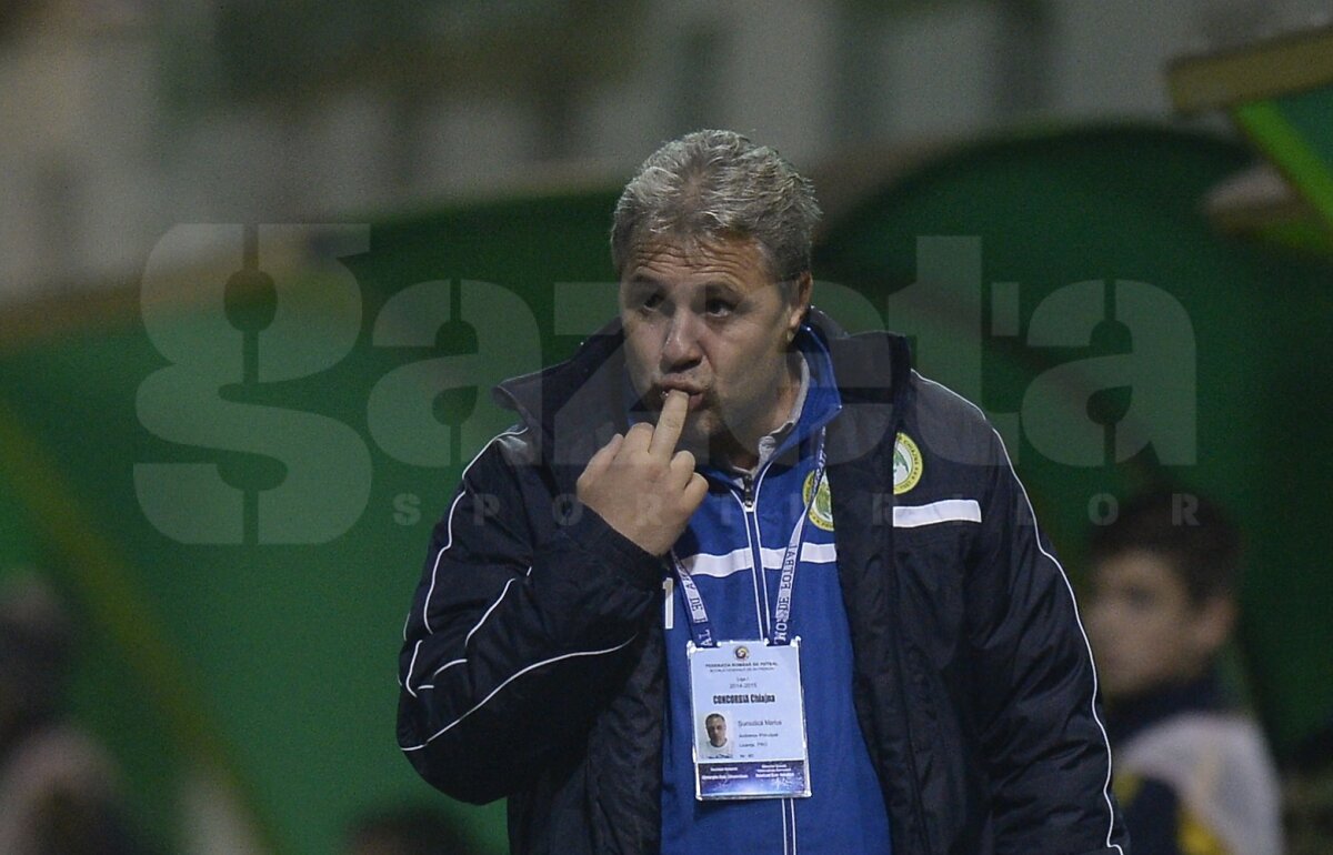 FOTO Ce nu s-a văzut la TV » Marius Şumudică a reacţionat cu gesturi obscene la injuriile steliştilor: "Nu îi înghit nici cu zece kilograme de lămîie"