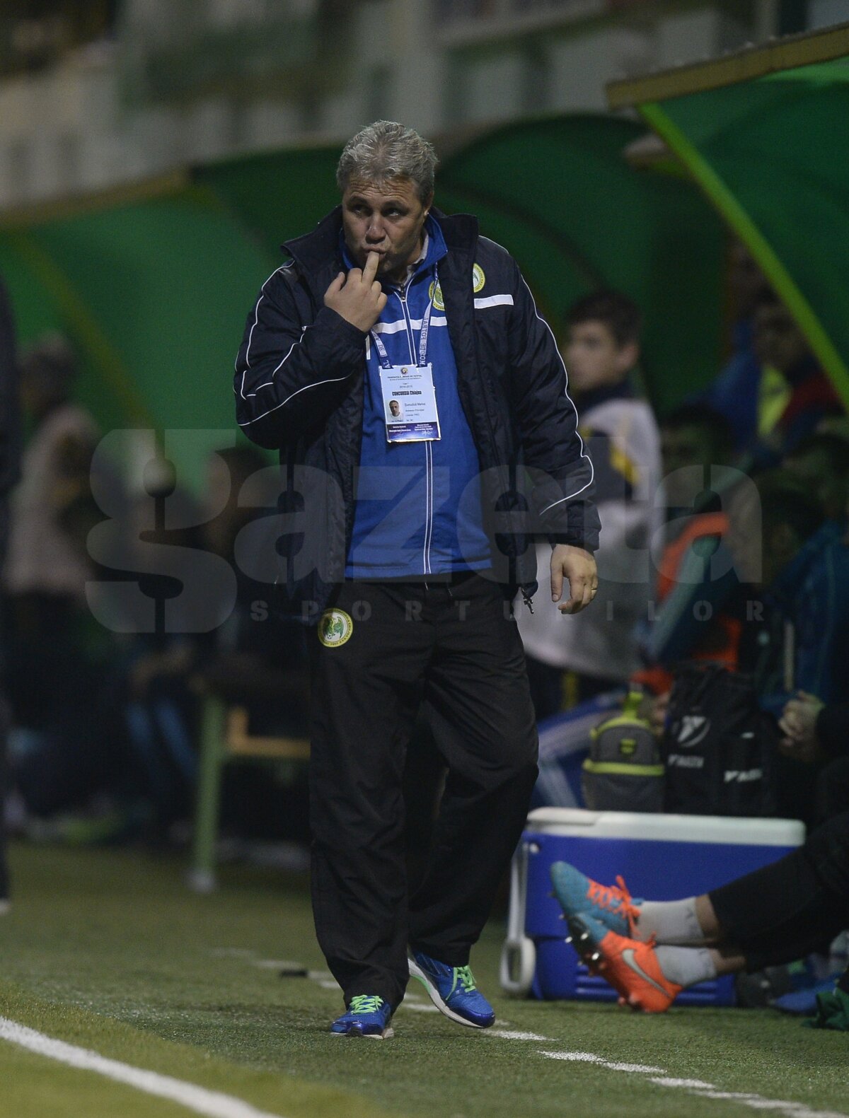 FOTO Ce nu s-a văzut la TV » Marius Şumudică a reacţionat cu gesturi obscene la injuriile steliştilor: "Nu îi înghit nici cu zece kilograme de lămîie"