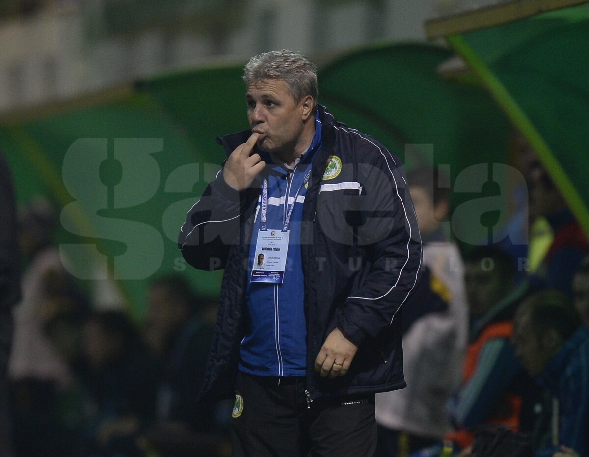 FOTO Ce nu s-a văzut la TV » Marius Şumudică a reacţionat cu gesturi obscene la injuriile steliştilor: "Nu îi înghit nici cu zece kilograme de lămîie"