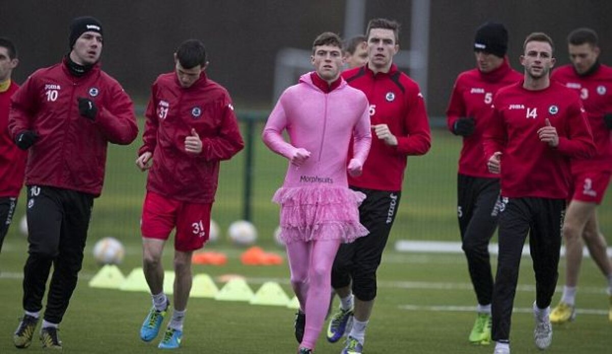 Pedepse inedite la o echipă scoţiană » Pantera roz în fustiţă! :D