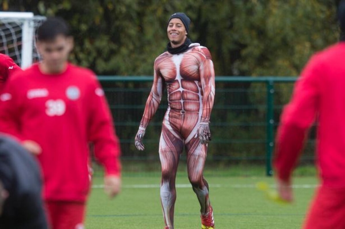 Pedepse inedite la o echipă scoţiană » Pantera roz în fustiţă! :D