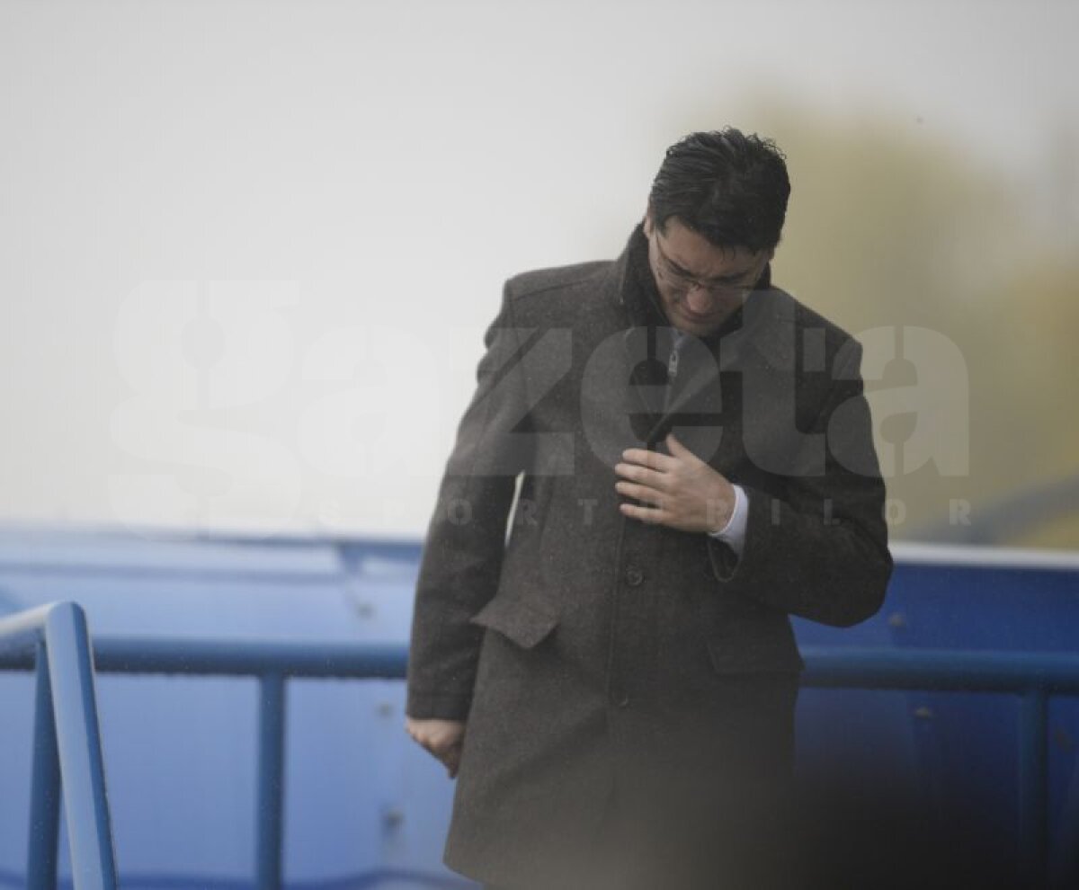 FOTO Fază tare la antrenamentul naţionalei! » Ce l-a pus să facă nea Puiu pe Chiricheş :D