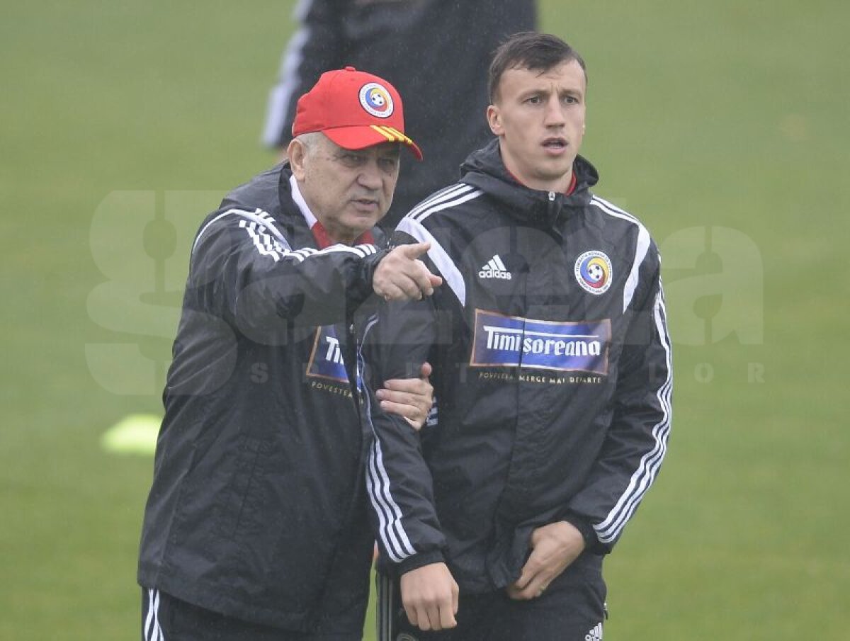 FOTO Fază tare la antrenamentul naţionalei! » Ce l-a pus să facă nea Puiu pe Chiricheş :D