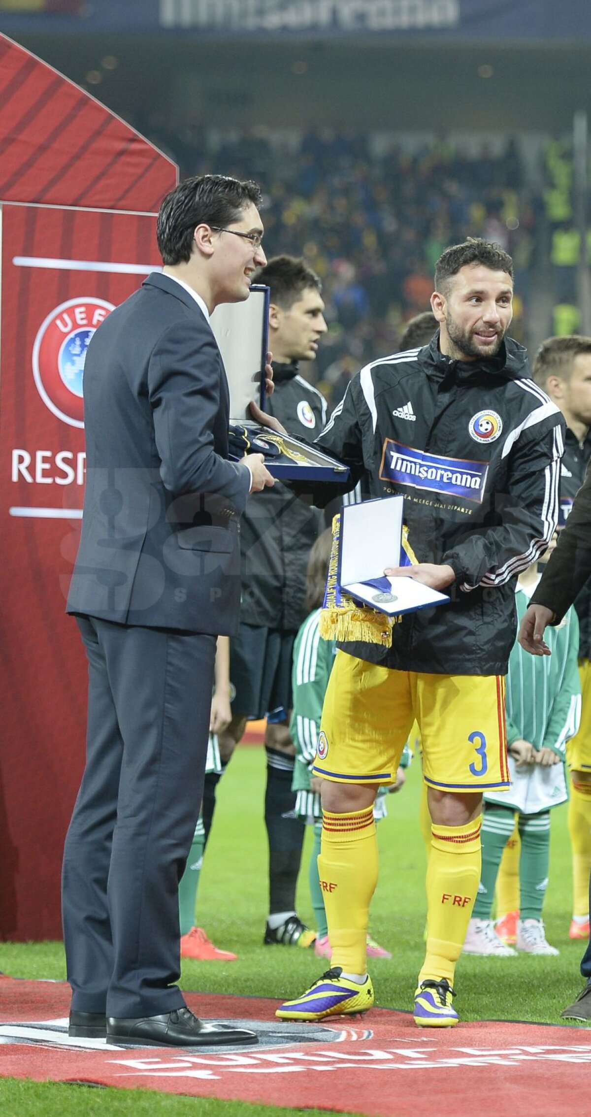 FOTO Bască, nu bannere! Răzvan Raţ a fost premiat tradiţional de UEFA pentru cele 100 de selecţii în faţa a 30.000 de fani euforici