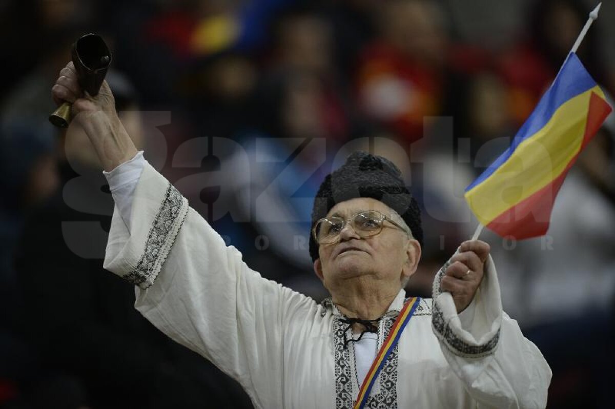 GALERIE FOTO El e cel mai tare fan al României! Ce costumaţii a avut pregătite pentru meciul cu Irlanda de Nord
