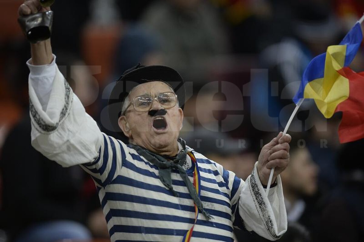 GALERIE FOTO El e cel mai tare fan al României! Ce costumaţii a avut pregătite pentru meciul cu Irlanda de Nord