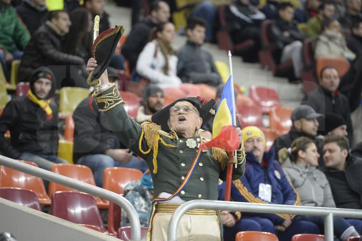 GALERIE FOTO El e cel mai tare fan al României! Ce costumaţii a avut pregătite pentru meciul cu Irlanda de Nord